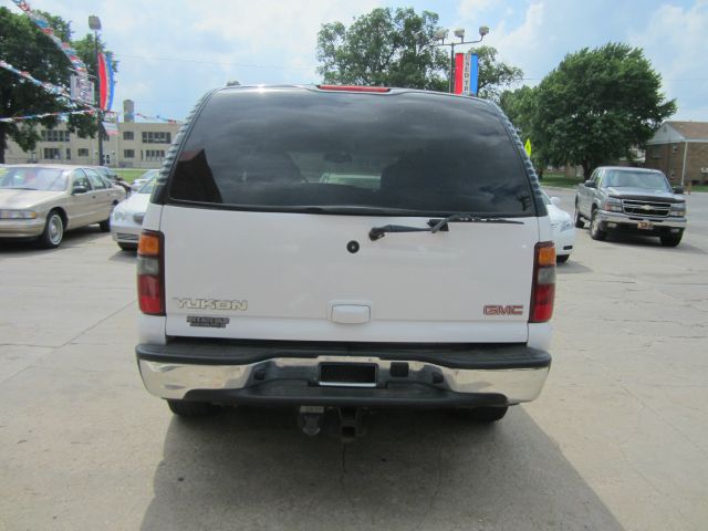 GMC Yukon 2002 photo 2