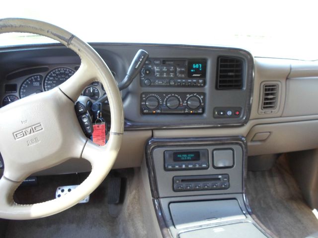 GMC Yukon 2002 photo 1