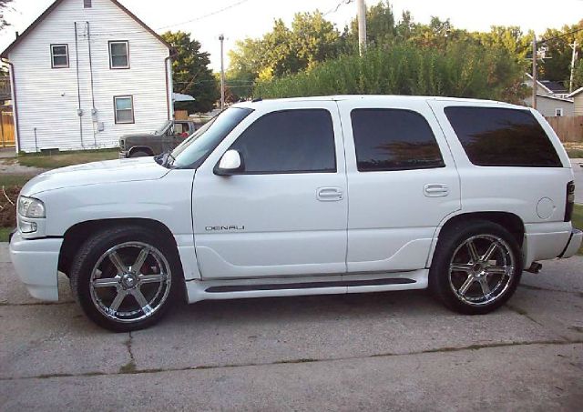 GMC Yukon 2003 photo 2