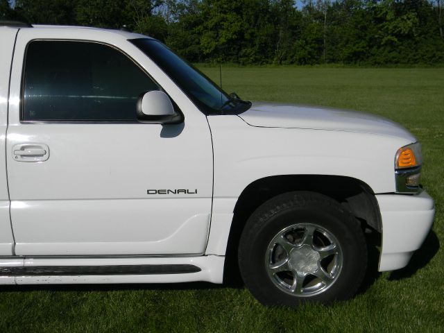 GMC Yukon 2003 photo 16