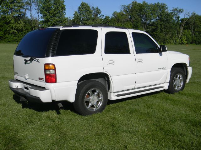 GMC Yukon 2003 photo 18