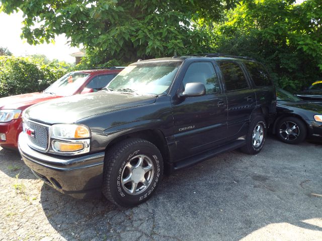 GMC Yukon 2003 photo 2