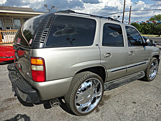 GMC Yukon 2003 photo 2