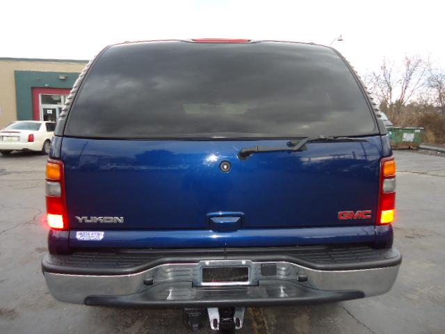 GMC Yukon 2003 photo 2