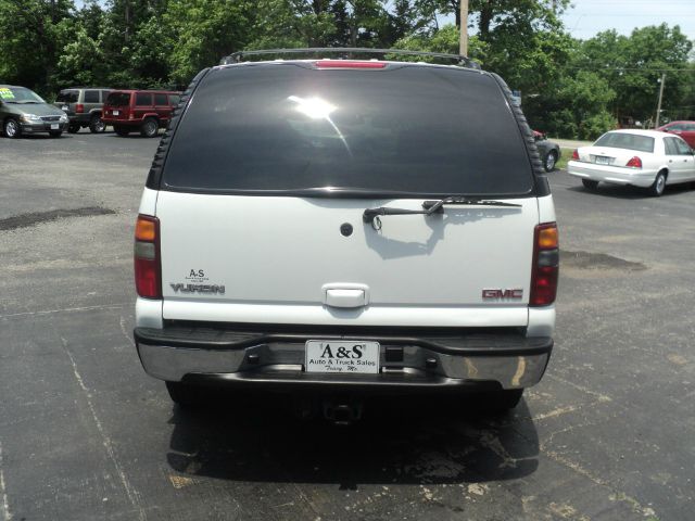 GMC Yukon 2003 photo 2