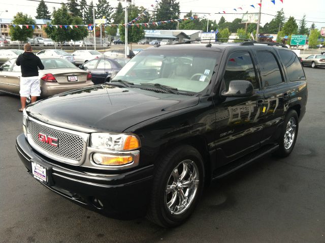 GMC Yukon 2003 photo 2