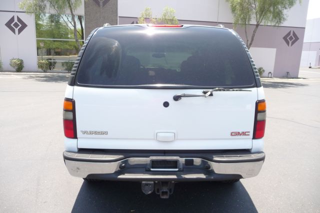 GMC Yukon 2004 photo 2