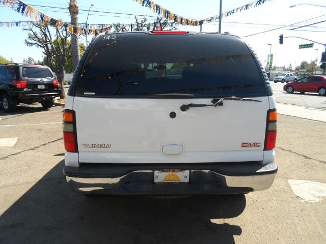 GMC Yukon 2004 photo 1