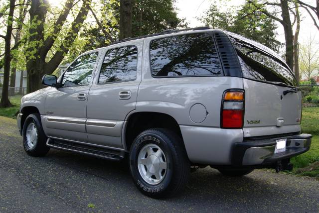 GMC Yukon 2004 photo 2