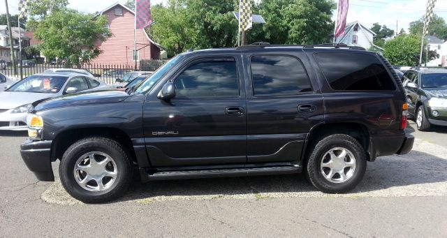 GMC Yukon 2004 photo 1