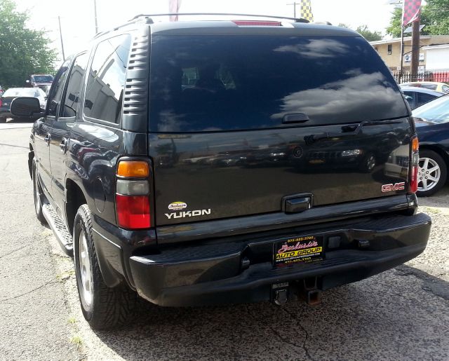 GMC Yukon 2004 photo 2