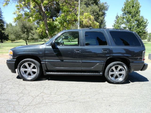 GMC Yukon 2004 photo 2