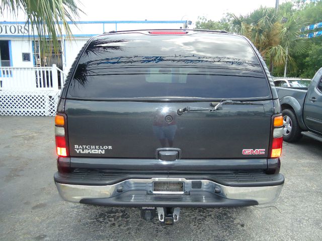 GMC Yukon 2004 photo 2