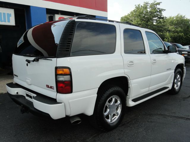 GMC Yukon 2004 photo 2