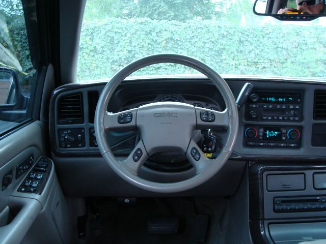 GMC Yukon 2004 photo 1