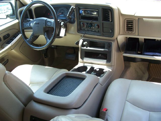 GMC Yukon 2004 photo 1