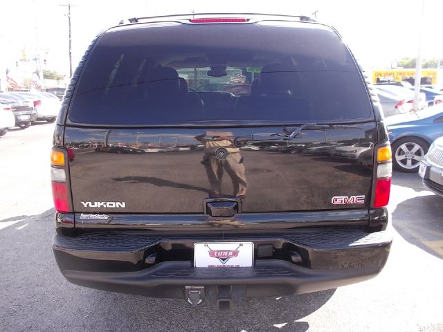 GMC Yukon 2004 photo 1