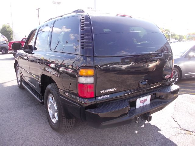 GMC Yukon 2004 photo 2