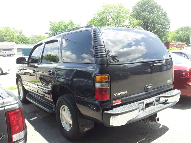 GMC Yukon 2004 photo 2