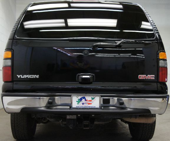 GMC Yukon 2004 photo 2