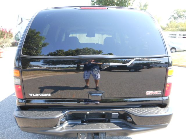 GMC Yukon 2004 photo 2