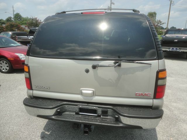 GMC Yukon 2004 photo 2