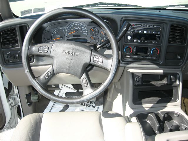 GMC Yukon 2005 photo 2