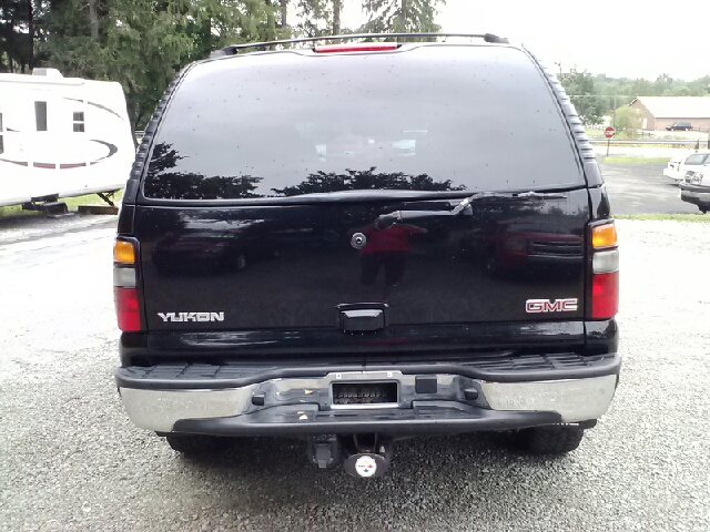 GMC Yukon 2005 photo 2