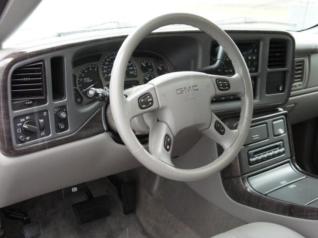 GMC Yukon 2005 photo 2