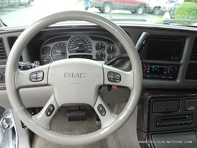 GMC Yukon 2005 photo 2