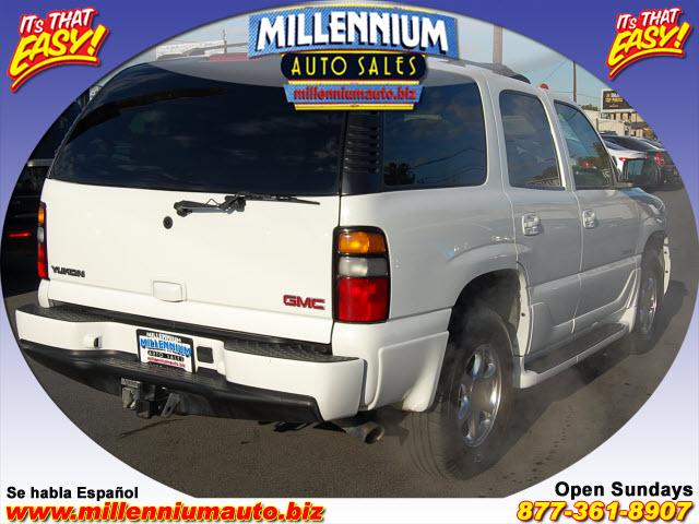 GMC Yukon 2005 photo 2