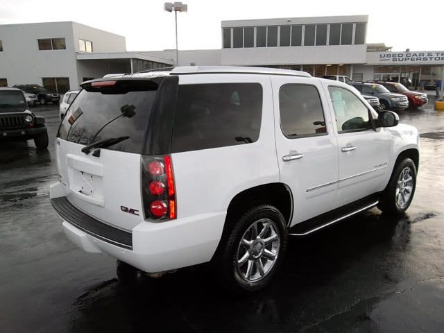 GMC Yukon 2009 photo 2