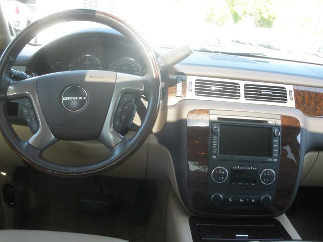 GMC Yukon 2009 photo 2