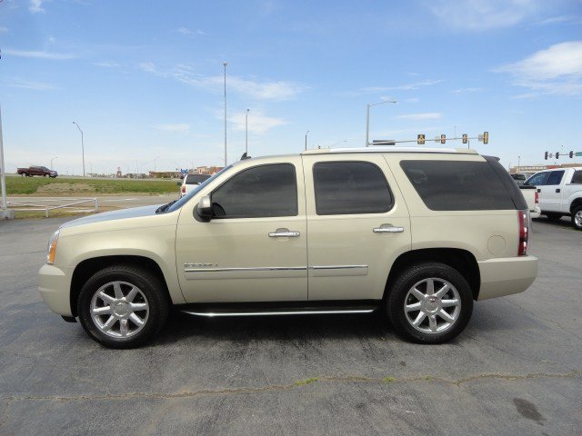 GMC Yukon 2009 photo 2