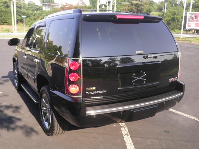 GMC Yukon 2009 photo 2