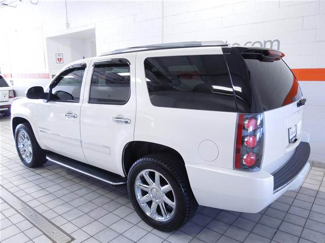 GMC Yukon 2009 photo 2