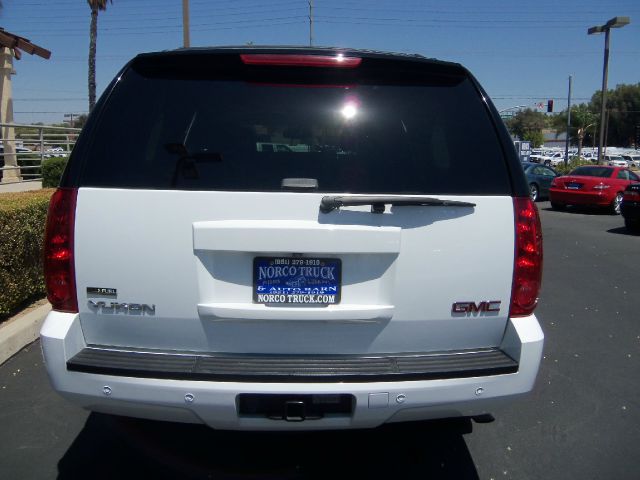 GMC Yukon 2009 photo 2