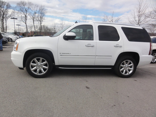 GMC Yukon 2009 photo 2