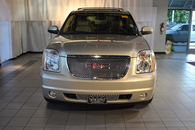 GMC Yukon 2010 photo 3