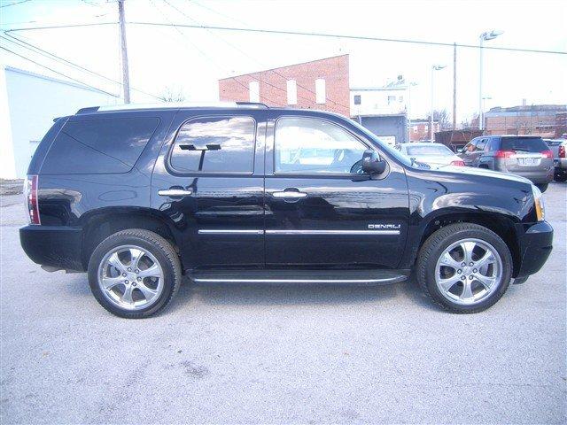 GMC Yukon 2010 photo 1