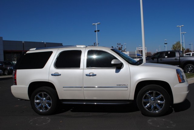 GMC Yukon 2011 photo 1