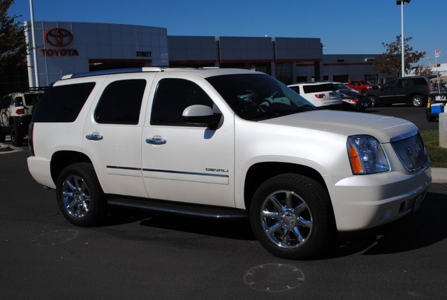 GMC Yukon 2011 photo 2