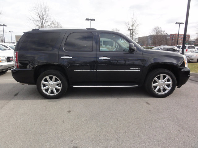 GMC Yukon 2011 photo 2