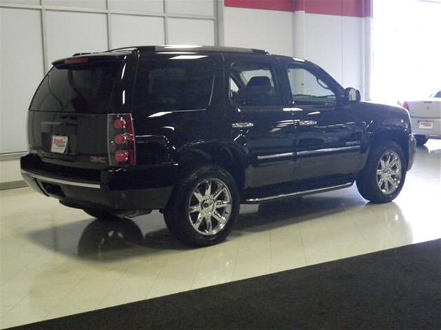 GMC Yukon 2011 photo 2