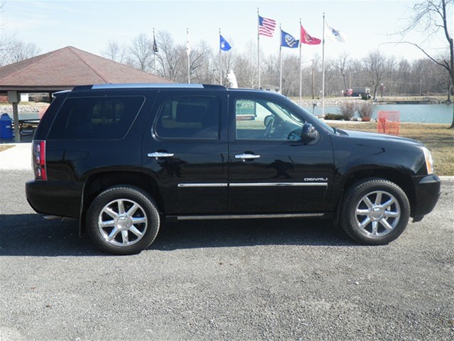 GMC Yukon 2011 photo 1