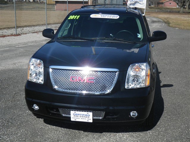 GMC Yukon 2011 photo 2