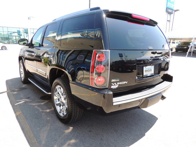 GMC Yukon 2011 photo 1