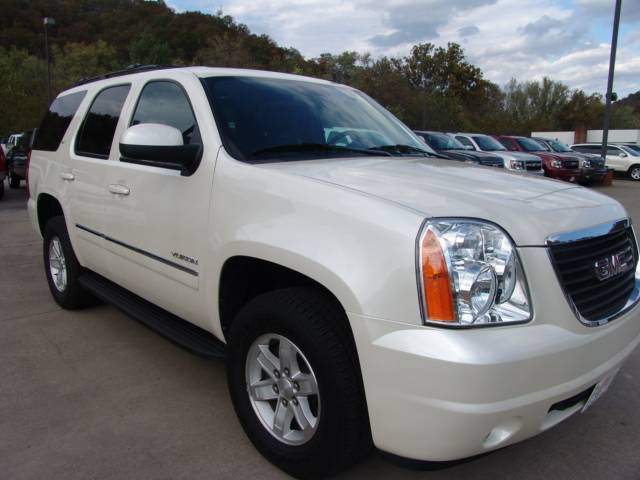 GMC Yukon 2011 photo 2