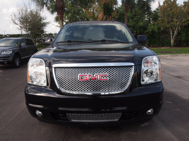 GMC Yukon 2011 photo 2