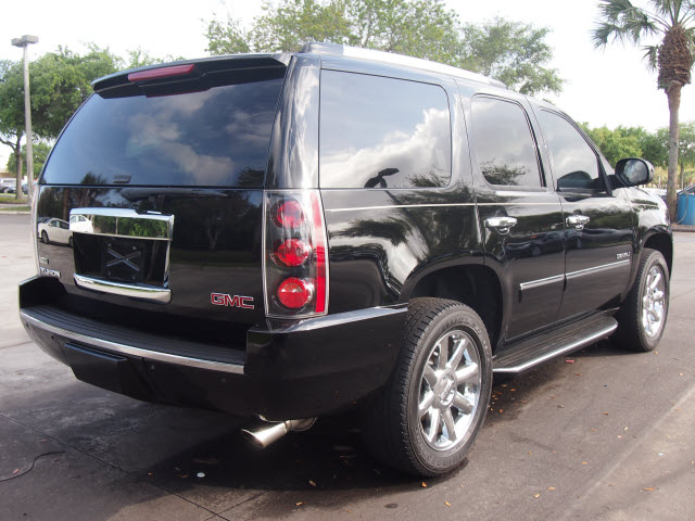 GMC Yukon 2011 photo 3